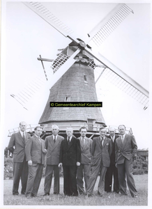 F005811 Medewerkers die hebben bijgedragen aan de verplaatsing van de molen d' Olde Zwarver aan de IJsseldijk.