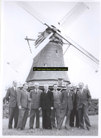 F005811 Medewerkers die hebben bijgedragen aan de verplaatsing van de molen d' Olde Zwarver aan de IJsseldijk.