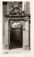F000838 Poortje van het gebouw van het Linneweversgilde, waarin de firma Siebrand was gevestigd (voormalige stadswerkhuis).