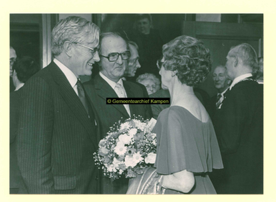 F006812 S. van Tuinen tijdens en na afloop van de bijzondere raadsvergadering, in deraadzaal en de commissiekamer van ...