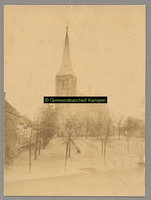 F001751 De Bovenkerk, op de voorgrond de Burgwal en het Muntplein.
