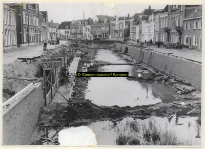F007035 Burgel tijdens de restauratie en verbreding van de Burgwal en de Vloeddijk, 28-01-1965.