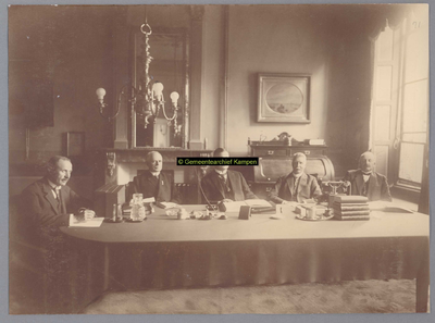 F003073 Het college Burgemeester en Wethouders van 1926, van links naar rechts: gemeentesecretaris Mr. J. van den ...