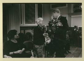 F007547 Ida Gerhardt, gehuldigd in Stadsgehoorzaal door burgemeester H.C. Kleemans.