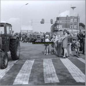 F005157 Blokkade van het de Oude IJsselbrug door (Kamper) boeren uit protest tegen het landbouwbeleid van de regering.