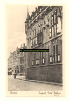 F001352 Het Oude Raadhuis met links het Postkantoor aan de Oudestraat, het Oude Raadhuis zoals het er nu staat is van ...