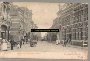 F001283 Oudestraat, met uiterst links de (latere) bakkerij van o.a. Aalberts en Brummelaar, rechts het postkantoor dat ...