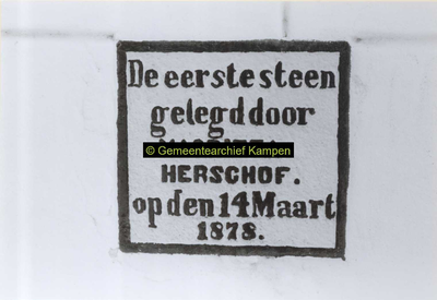 F007155 Gedenksteen aangebracht in pand aan de Prinsenstraat nr. 15. De eerste steen werd gelegd door Magrieta Herschof ...