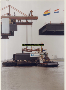 F007076 Bouw van de Molenbrug ook wel Tweede IJsselbrug genaamd. Hier de plaatsing van het sluitstuk..