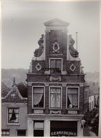 F000817 Bovenste gedeelte van de voorgevel van pand Graafschap 28 (Huis met de dolfijnen).