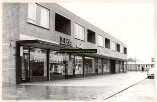F001114 Supermarkt de IFA aan de Lovinkstraat, de eerste paal voor het winkelcentrum werd op 5 sep 1966 door ...