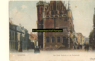 F001309 Het Oude Raadhuis met de schepentoren te midden van de Voorstraat (links) en de Oudestraat (rechts). Deze ...