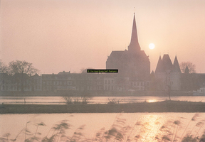 F005733 Bovenkerk en Koornmarktspoort bij ondergaande zon.
