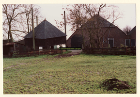 F008212 Aalbershoeve (Boerderij Netjes) voor de afbraak in 1989.Achterzijde met hooiberg.