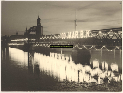 F001208 IJsselbrug met verlichting en verlichte tekst 100jarig bestaan van de NV Kon. Emaillefabrieken voorheen H. Berk ...