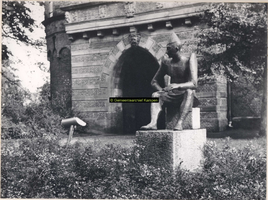 F001987 Bronzen beeld Paljas op sokkel van Beiers graniet in het plantsoen bij de Cellebroederspoort. ( A.Schaller - 1956).