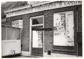 F001210 Pand Noordweg 7, waarin het Brunneper fruithuis van B. Kamstra was gevestigd, links een kraam van een bloemenhandel.