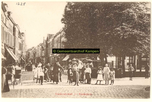 F001225 Oudestraat, gezien richting Bovenkerk ter hoogte van de Plantage.