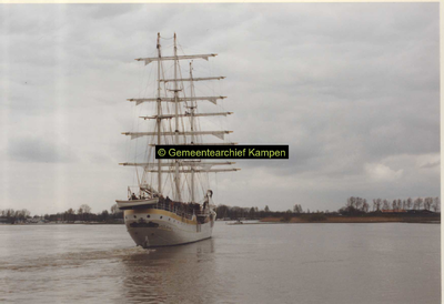 F007179 Ingebruikneming van de driemasterbark De Stedemaeght door ZKH de prins van Oranje aan de IJsselkade in Kampen. ...