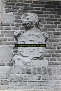 F007130 Stenen leeuw met het wapen van Kampen aan de Broederpoort - plantsoenzijde.