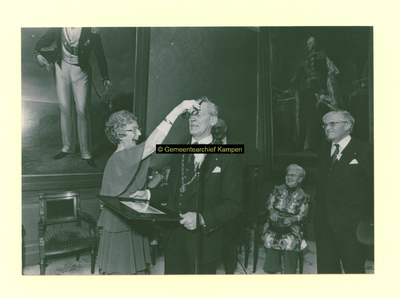 F006814 J. Drijber, burgemeester van Zwolle, tijdens de aanbieding van zijnafscheidsgeschenk aan S. van Tuinen ter ...