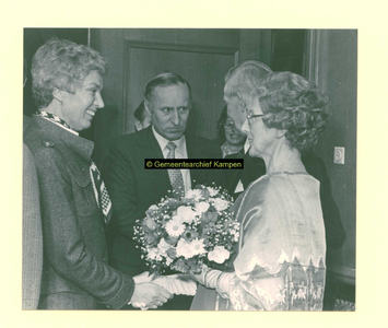 F006810 S. van Tuinen tijdens en na afloop van de bijzondere raadsvergadering, in deraadzaal en de commissiekamer van ...