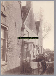 F001183 Een paar huisjes in de Schokkerbuurt, in 1859 verhuisden de bewoners van Schokland naar dit gedeelte in ...