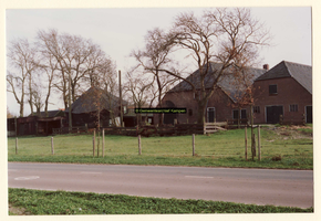 F008215 Aalbershoeve (Boerderij Netjes) voor de afbraak in 1989.Achterzijde met schuur en hooiberg, gezien vanaf de ...