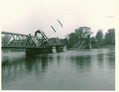 F008645 Kampen in oorlogstijd. De brug is opgeblazen door Nederlandse soldaten om de stad ontoegankelijk te maken.