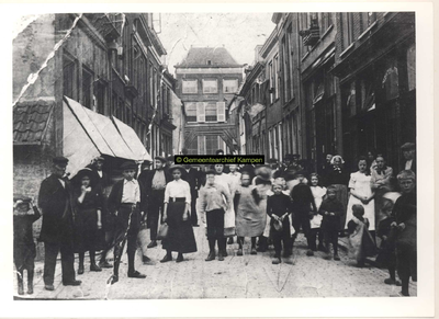 F000794 De Geerstraat of Balkensteeg rond 1910, links op de hoek met de Hofstraat het winkel-woonhuis met pothuisje van ...