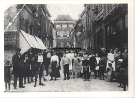 F000794 De Geerstraat of Balkensteeg rond 1910, links op de hoek met de Hofstraat het winkel-woonhuis met pothuisje van ...