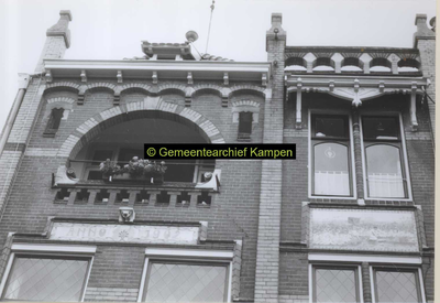 F007154 Bovenste gedeelte van de voorgevel van pand Vloeddijk 63 te Kampen, in Jugendstil of art nouveau stijl.