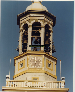 F007036 Bovenste gedeelte van de Nieuwe Toren; klok en klokkenspel na de restauratie (Oudestraatzijde).