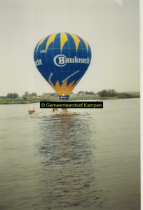 F007359 Vaart van de Bauknecht-ballon met piloot Hans Zoet boven Kampen ter gelegneheid van het water- en ...