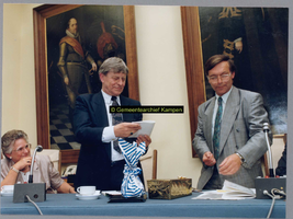 F004777 Van links naar rechts: mevrouw Bossink, wethouder J.D. Bossink, en gemeentesecretaris Okke Pol tijdens het ...