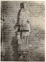 F001375 Oorspronkelijk grijs zandstenen beeld, afkomstig van de gevel van het Oude Raadhuis aan de Oudestraat, ...
