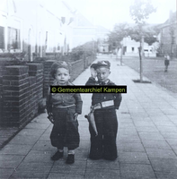 F004850 J.L. Wit (rechts) en Jacobus Wilhelmus Berkhout (geboren Kampen 1943),beiden in een Canadees legeruniform , in ...