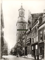 F001231 Oudestraat gezien richting Bovenkerk met Nieuwe Toren en links deel van het Oude Raadhuis. Het 3e pand van ...