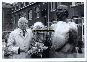 F004763 W.J. Kolff en echtgenote tijdens de onthulling van een aan eerstgenoemdpersoon gewijd borstbeeld. Groepsfoto.