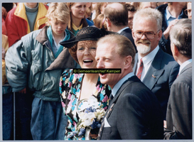 F005007 Koningin Beatrix en burgemeester Henk Kleemans tijdens het bezoek van de koninklijke familie aan Kampen ter ...