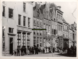 F001294 Oudestraat, v.r.n.l.: Houtzagerssteeg, de nrs 162, 160,latere VVV, Gotisch Huis (nu 158), de panden 156 t/m 148.