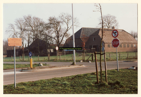 F008205 Aalbershoeve (Boerderij Netjes) voor de afbraak in 1989.De boerderij gezien vanaf de kruising ...