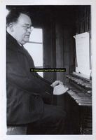 F002993 Th. van Dijk achter het orgel van de Burgwalkerk, de heer Van Dijk was klokkenist vanaf 1938, hij overleed in 1951.