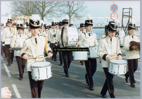 F004934 Bezoek van de Koninklijk familie; muzikanten van Christelijk KamperHarmonie-, Tamboer- en Majorettekorps ...