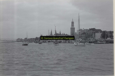 F007111 Botenschouw op de IJssel tijdens de Open Monumentendag, met op de achtergrond rechts, nog net zichtbaar de Oude ...