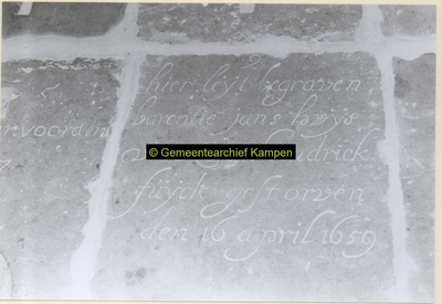 F007145 Grafsteen in de Buitenkerk, van Barentie Jans, echtgenote van Hendrick Fuijck.