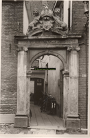 F000839 Poortje van het gebouw van het Linneweversgilde, waarin de firma Siebrand was gevestigd (oorspronkelijk ...