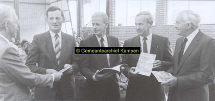F005705 Feestelijke bijeenkomst ter gelegenheid van het 40-jarig jubileum van Onze Werkplaats. Overhandiging door ...