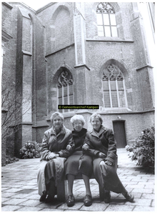 F004806 Zusters van Liefde op de binnenplaats van het klooster aan deBuitennieuwstraat; op de achter grond de ...
