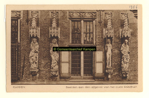 F001356 Gedeelte van de gevel van het Oude Raadhuis aan de Oudestraat met vier van de zes beelden, v.l.n.r. de ...